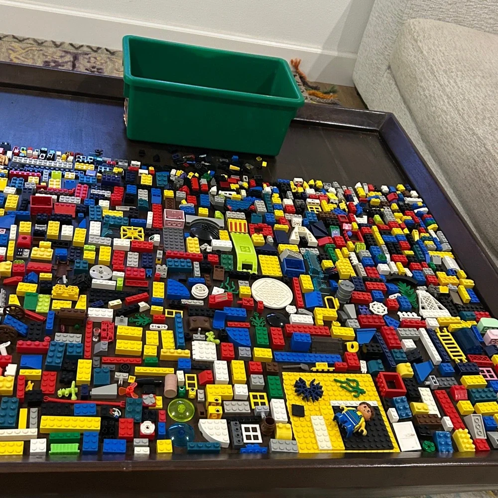 LEGO Bundle , Lots and Lots of LEGO Building Blocks (over 925 pieces)